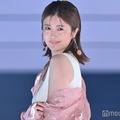 樋口日奈、美脚際立つミニスカオフショット「スタイル良すぎ」「どの角度も美しい」と反響 画像