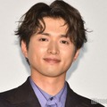 白洲迅、左手薬指に指輪キラリ 浅草散策ショットにファン悶絶「かっこよすぎる」「幸せのおすそ分けを貰った気がする」 画像