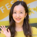 板野友美、全身黒のショーパンコーデでスラリ美脚「スタイル抜群」「美しすぎる」の声 画像