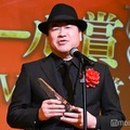 佐藤二朗「爆弾」キャストが祝福駆けつけ熱い抱擁 受賞を最初に伝えたいのは「妻」と即答【2026年エランドール賞】 画像