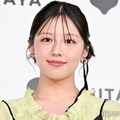 元日向坂46渡邉美穂、ショーパン姿の撮影オフショットに視線集中「可愛すぎる」「サンダルの養生テープが現場感満載」 画像