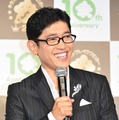薬丸裕英、還暦祝いの豪華ケーキが話題「おしゃれなパーティー」「写真の飾りすごい」 画像