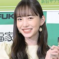 井桁弘恵、美スタイル際立つベアトップドレス姿披露「肩のラインが美しすぎる」「着こなせるの凄い」と反響 画像