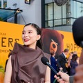 芳根京子「型破りなスタイル」ブラウンドレス姿 米ロサンゼルスのワールドプレミア初参加で涙止まらず【私がビーバーになる時】 画像