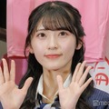 AKB48メンバー、ミニスカ衣装のMVオフショットにファン歓喜「脚が綺麗すぎる」「着こなせるのすごい」の声 画像