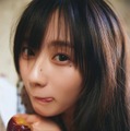 乃木坂46川崎桜、“あざとカワイイ”果物にかぶりつく姿披露 1st写真集先行カット第10弾解禁【エチュード】 画像