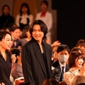 塚原あゆ子氏、松村北斗（C）モデルプレス