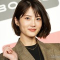 元乃木坂46若月佑美、タイツ×ミニスカコーデで美脚際立つ「脚のライン綺麗」「表情可愛すぎてキュン」 画像