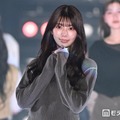 元日向坂46高本彩花、小花柄パンツ×レイヤード風トップスのラフコーデ 華やかオーラで視線独占【関コレ2026S/S】 画像
