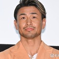 魔裟斗、両親を顔出し公開 金婚式の一家集結ショット公開「ご両親も美男美女」「いつまでも仲良しで素敵」の声 画像