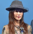 工藤静香、スキニーパンツ×ブーツ姿で美スタイル披露「脚が長すぎてびっくり」「大人の魅力が溢れてる」と反響 画像