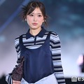 矢吹奈子、ミニ丈ワンピでスラリ美脚披露 爽やかポロニット×腰巻きスタイルでハイセンスな着こなし【ガルアワ2026SS】 画像