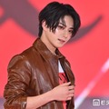 岩瀬洋志、唇拭うセクシー仕草にキュン ロングコートで抜群スタイル際立つ 【ガルアワ2026SS】 画像