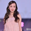 板野友美、美デコルテ透けるノースリワンピ姿 多幸感たっぷりランウェイ【ガルアワ2026SS】 画像
