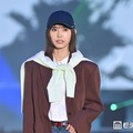 井桁弘恵、ジャケット×デニムの“ドレカジ”スタイルでクールにランウェイ「着こなし可愛い」「真似したい」と反響【ガルアワ2026SS】 画像