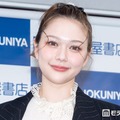 村重杏奈、美脚際立つ膝丈ナロースカート姿 ヨーロッパ街並みショットに「映画のワンシーンみたい」「さすがの着こなし」と反響 画像