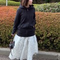 かなり使える【ユニクロ】スウェットパーカ。白スカートを合わせた大人の春の甘辛MIX【40代の毎日コーデ】 画像