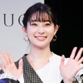 足立梨花、ミニスカから美脚際立つ「オシャレすぎます」「さすがの着こなし」 画像