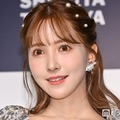 三上悠亜、美ウエストチラリの純白セットアップ姿「スタイル抜群」「天使みたい」の声 画像