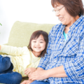 転んでしょんぼりする5歳の孫。70代の祖母が台所から持ってきた“もの”に「温かい気持ち」 画像