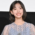 當真あみ「変な形で寝ていた」1歳3ヶ月当時のショット公開「寝方が芸術的」「おめめクリクリで天使」と反響 画像