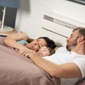 2LDKの親子「川の字」がもたらす、夫婦関係のひずみ。妻を誘っても冷たく手を払われる…「見えない結界」に苦しむ、夫の葛藤と孤独 画像
