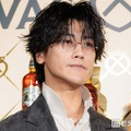 赤西仁、若かりし頃の父を初顔出し「鼻と輪郭がそっくり」「めちゃくちゃモテそう」と反響続々 画像