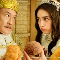 吉田鋼太郎＆八木莉可子、ゴージャスな王と姫に変身 ファミマ新CMでシュークリームに悶絶 画像