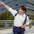 岡田准一、マック「プレミアムローストアイスコーヒー」新CMにサラリーマン役で登場 名曲「TOKIO」に乗せ華麗なステップ披露 画像