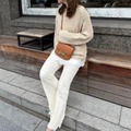 ベージュ×オフホワイトで軽やかに。表情豊かなシャーリングパンツが主役のワントーンスタイル【40代の毎日コーデ】 画像