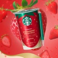 スタバ、チルドカップに「ストロベリークラッシュミルク」全国のファミマに登場 手摘みいちご果汁×練乳ミルクの満足感 画像