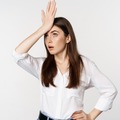 たった30秒の「おでこトントン」で、食欲を半分以下に抑えらえる!?「脳内食事」も有効？脳の反応を利用した「ダイエット習慣」を科学的に解説 画像