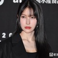 KARAギュリ、胸元ざっくり白ミニドレスで美脚全開「女神」「レベチスタイル」の声 画像