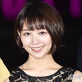 吉谷彩子、愛犬を膝抱っこした母の姿公開「優しい雰囲気が素敵」「最高の癒しショット」と反響 画像
