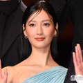 菜々緒、真紅ドレスでの書道姿披露 美文字に反響「達筆すぎる」「姿も文字もかっこいい」 画像