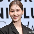 TWICEサナ、美脚＆胸元のぞく衣装姿にファン悶絶「スタイル最強」「セクシー」 画像