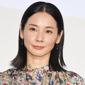 吉田羊、白タイツで美脚際立つ「個性的でおしゃれ」「着こなせるの凄い」と反響 画像