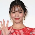 横田真悠、膝丈オールインワン衣装から美脚スラリ「スタイルレベチ」「綺麗で格好良くて憧れ」の声 画像