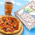 「ピザ・プラネット」をイメージしたメニュー©Disney ©Disney/Pixar