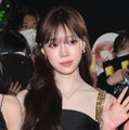 aespaウィンター、ミニスカ×チューブトップ衣装で圧巻美ボディ披露「息を呑む美しさ」「理想のスタイル」 画像