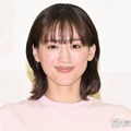 綾瀬はるか、デコルテライン際立つオフショル黒ドレス姿に絶賛の声「透明感が凄い」「息を呑む美しさ」 画像