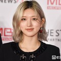 IVEガウル、美デコルテ際立つノースリミニワンピショット公開「透き通るような美肌」「スタイルレベチ」の声 画像