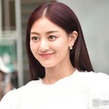 TWICEジヒョ、美ウエスト際立つブラトップ姿に反響「圧倒的な美」「異次元のスタイルですね」 画像
