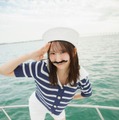日向坂46藤嶌果歩、マリンルック＆付け髭で船長に 1st写真集先行カット第5弾解禁 画像