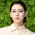 三吉彩花、ブラトップ姿で美くびれ大胆披露「引き締まっててカッコいい」「スタイルレベチ」と絶賛の声 画像