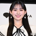 乃木坂46川崎桜、ミニ丈トップスから美ウエストチラ見せ 紫陽花に囲まれたショット公開「破壊力すごい」「小顔も際立ってる」と反響 画像