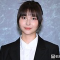 シンガー・サカグチアミ、スカートはためかせるクラシカルなモノトーン衣装 ミセス「CEREMONY」登場【Mrs. GREEN APPLE presents「CEREMONY」】 画像