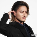 Aぇ! group小島健、気合いの“刈り上げ”アピール 映画公開初日迎え「待ち望んだ結果が表れている」【おそ松さん 人類クズ化計画!!!!!?】 画像