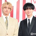 King ＆ Prince、メンカラ思わせる対照的なスーツ姿 レカペで歓声にも応える【MAJ2026】 画像