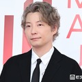 【MAJ2026】星野源、ピンクベージュヘアにイメチェン レッドカーペットで堂々のオーラ 画像